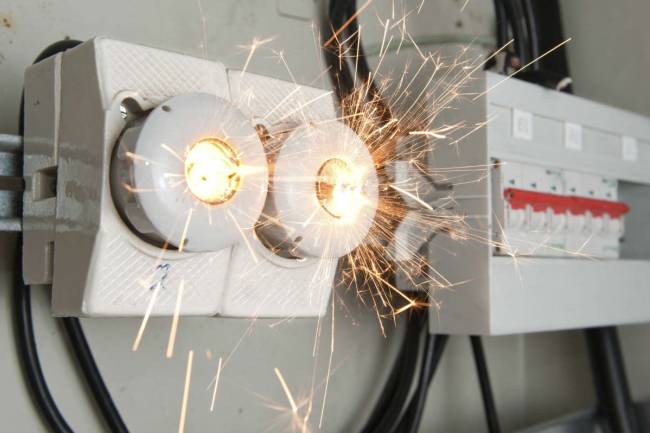 6 Tips to Avoid Electrical Hazards at Home or Workplace